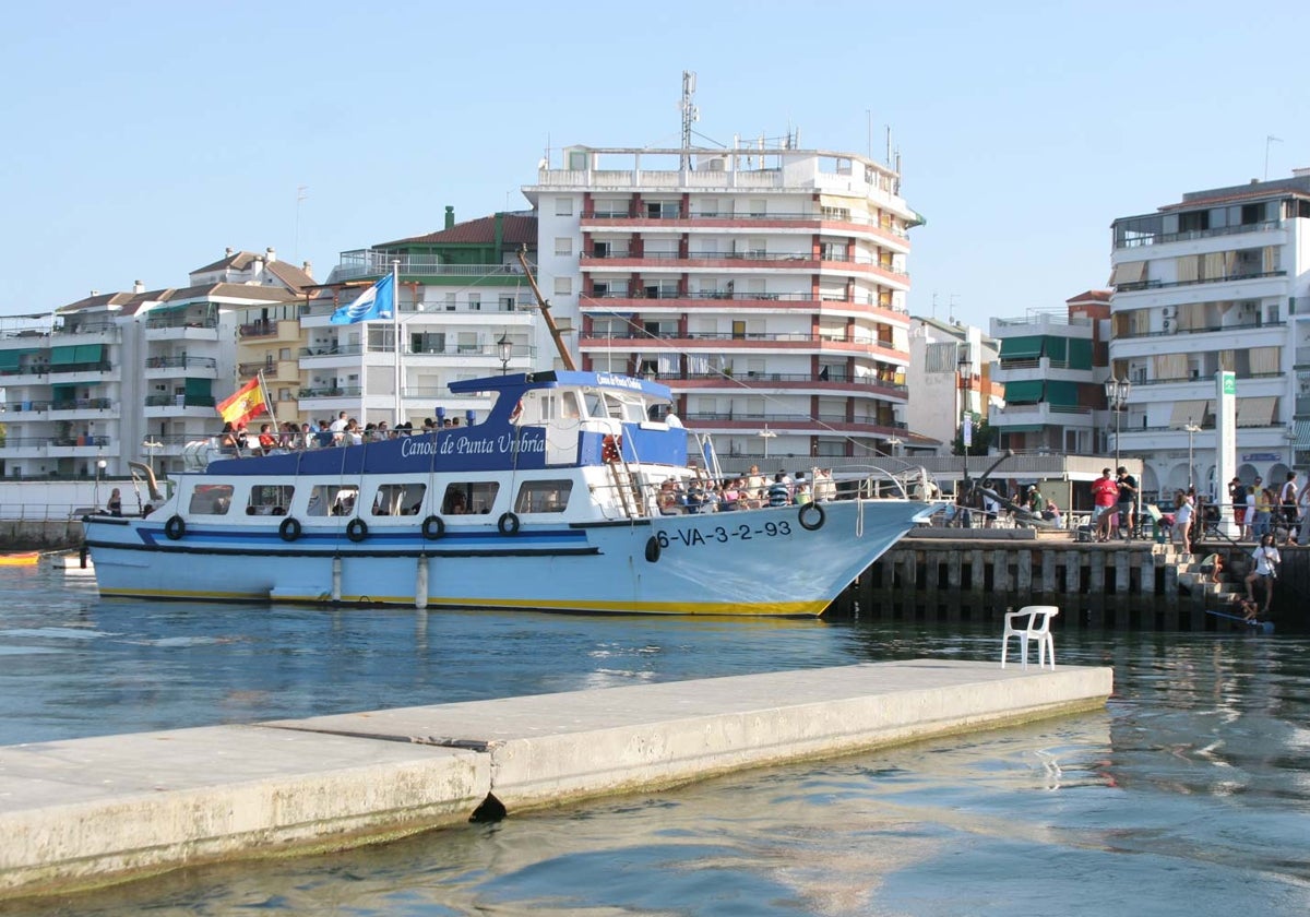 La canoa fondeada en el muelle de Punta Umbría