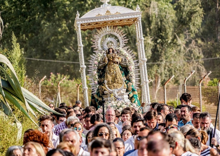 Moguer recibió a su Patrona entre vivas, piropos, guirnaldas y flores