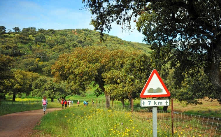 Imagen principal - Los japoneses se vuelven locos con este pequeño pueblo de Huelva: se encuentra en un valle encantado