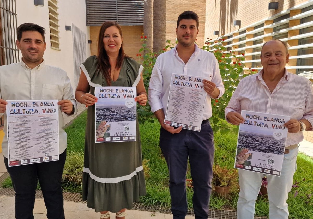 Autoridades con el cartel de la Noche Blanca de la Cultura y el Vino