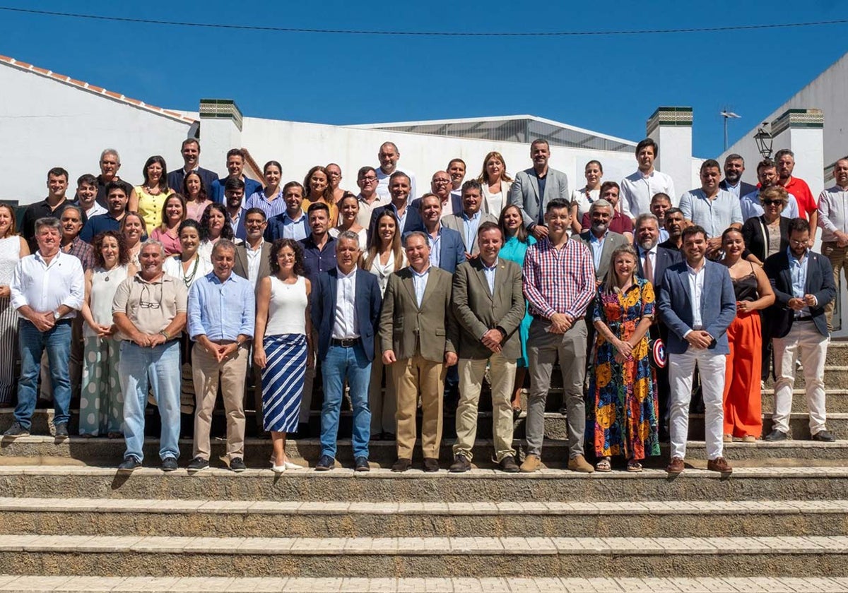 Foto de familia tras la firma en Cabezas Rubias de los PFEA 2025