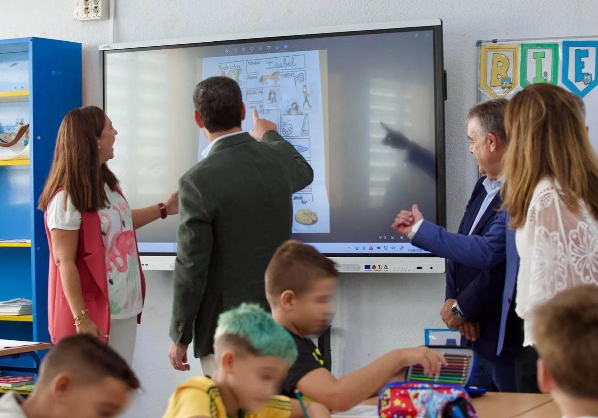 Pantalla en el aula de un colegio de Almonte