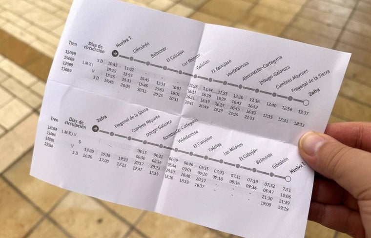 El impreso que se ha repartido con los nuevos horarios para evitar confusiones
