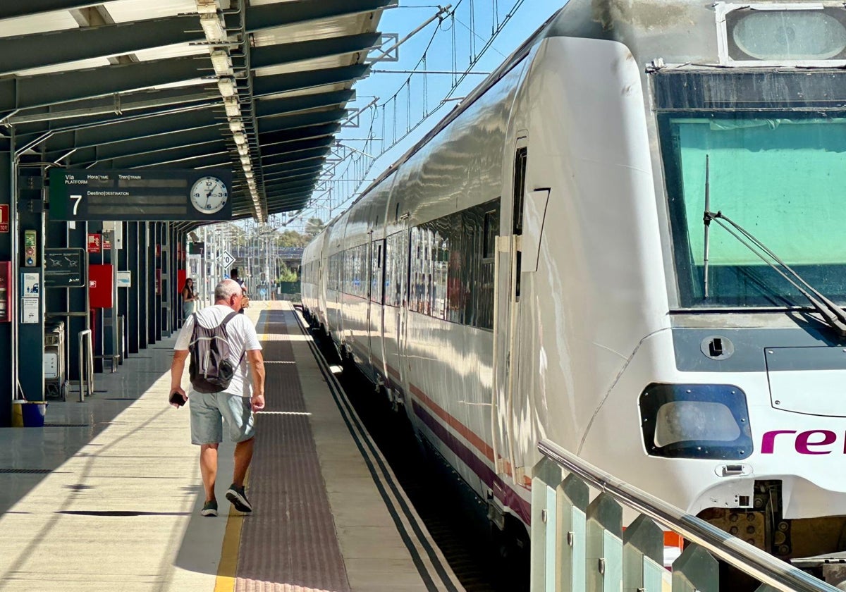 Uno de los diez pasajeros de primer viaje de Huelva a la Sierra tras la reanudación del servicio