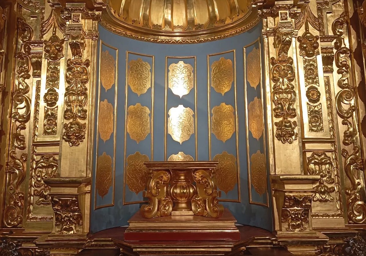 El altar de la Virgen de la Peña en La Puebla de Guzmán, vacío