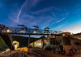 El tren secreto de Huelva que poca gente conoce: sólo circula de noche los fines de semana de luna llena