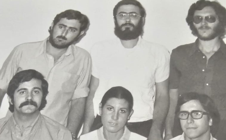 Imagen principal - Junto a sus compañeros de estudios (es el primero de arriba a la izquierda). En las fotografías de abajo, una caricatura realizada por sus alumnos de la universidad y trabajando desde el mirador de la casa natal de Juan Ramón Jiménez