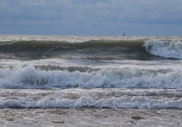 El oleaje pondrá en riesgo playas y paseos de la costa de Huelva durante el fin de semana