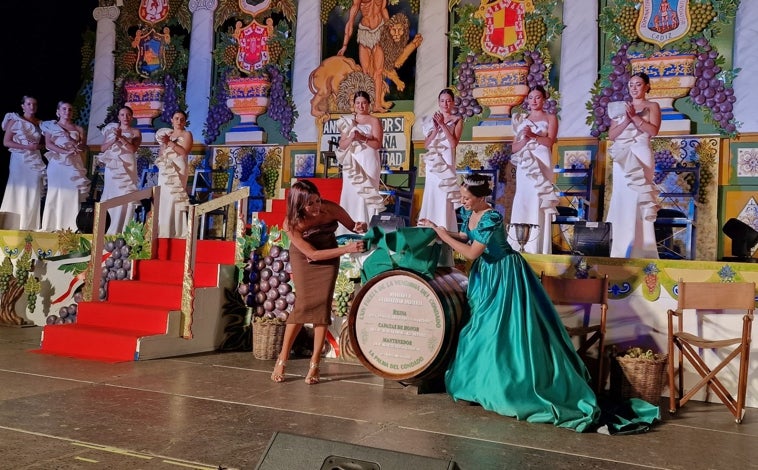 Imagen principal - Momentos del acto por el Nacimiento del Vino en La Palma del Condado, anoche