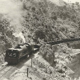 La locomotora Garrat 145 cargada de mineral, surca el paisaje onubense hacia 1930