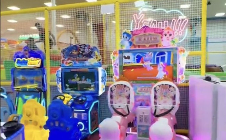 Imagen principal - El paraíso de los niños está en este pueblo de Huelva: un enorme parque de camas elásticas donde pueden hacer un sinfín de juegos