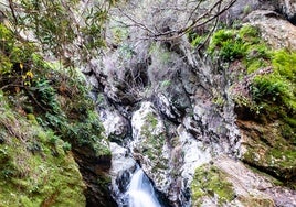 El sendero escondido de Huelva que conduce a unas pozas naturales de agua cristalina: un rincón secreto en plena sierra
