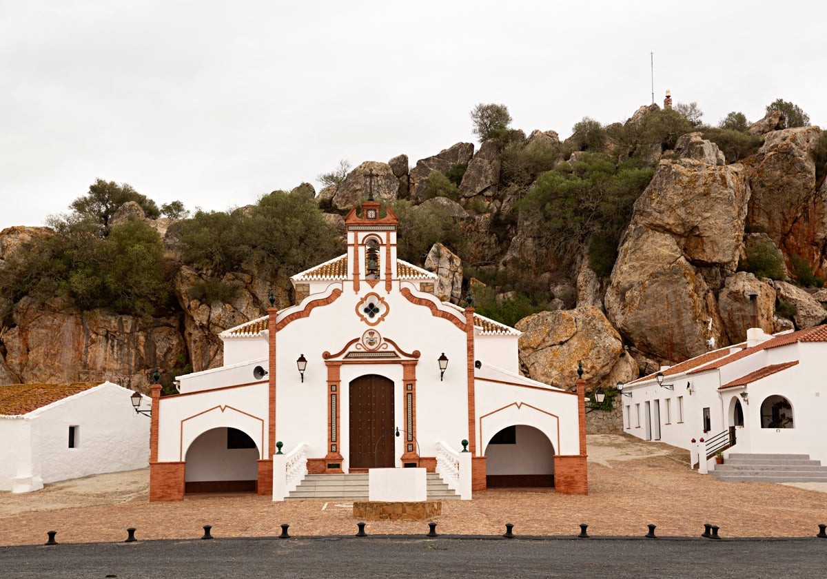 Paisaje con el Santuario de la virgen de la Peña en la Puebla de Guzmán