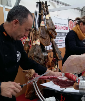 Imagen secundaria 2 - Este pueblo de Huelva celebra este mes la &#039;Feria del Jamón&#039; más esperada de la provincia: habrá degustaciones, conciertos y concursos