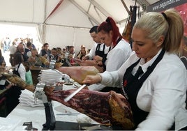 Cortadores participando en la 'Feria del Jamón' que celebra un pueblo de Huelva este mes de octubre