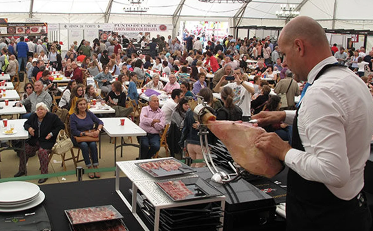 Imagen principal - Este pueblo de Huelva celebra este mes la &#039;Feria del Jamón&#039; más esperada de la provincia: habrá degustaciones, conciertos y concursos