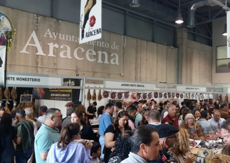 Imagen secundaria 1 - Este pueblo de Huelva celebra este mes la &#039;Feria del Jamón&#039; más esperada de la provincia: habrá degustaciones, conciertos y concursos
