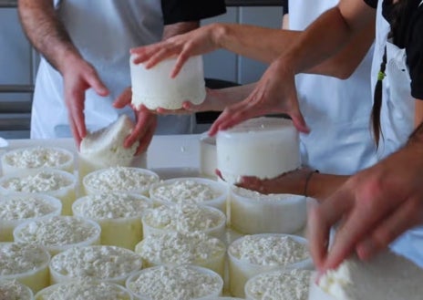 Imagen secundaria 1 - En este pueblo de Huelva puedes hacer tu propio queso casero en plena naturaleza: «Es entretenido y aprendes muchísimo»