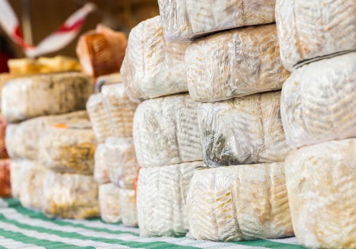 Durante la experiencia, los visitantes elaboran su propio queso, que se pueden llevar a casa