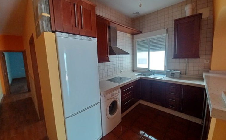 Imagen principal - Sale a la venta un piso en Ayamonte por menos de 50.000 euros: se encuentra al lado del río y tiene más de 80 metros cuadrados