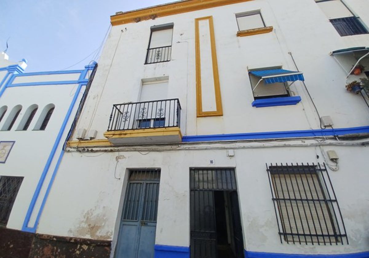 Edificio en el que se encuentra la vivienda en venta en Ayamonte