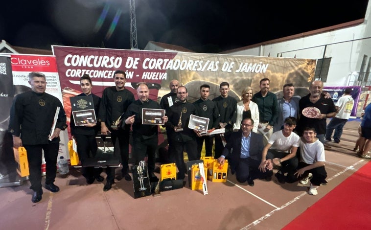 Imagen principal - El cordobés Juan Martín Moreno gana el Concurso Nacional de Corte de Jamón de Corteconcepción y pasa a la final del Campeonato de España