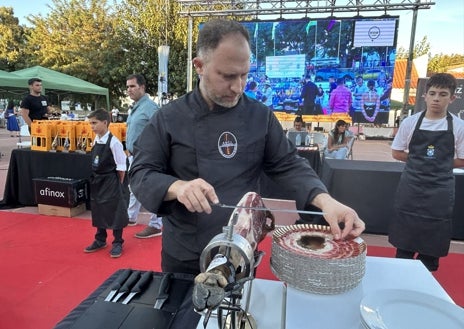 Imagen secundaria 1 - El cordobés Juan Martín Moreno gana el Concurso Nacional de Corte de Jamón de Corteconcepción y pasa a la final del Campeonato de España
