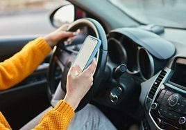 La Guardia Civil de Huelva, a la caza de conductores que usan el móvil al volante