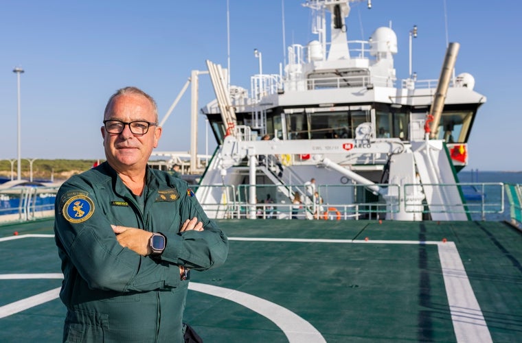 El teniente coronel Lobo sobre la cubierta del 'Duque de Ahumada'
