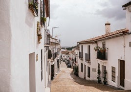El pueblo de la Sierra de Huelva en el que cada rincón está lleno de magia: calles empedradas, casas blancas y mucha paz