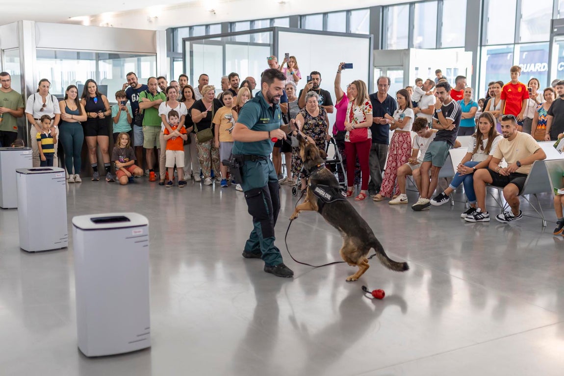 La visita al 'Duque de Ahumada' de la Guardia Civil, en imágenes
