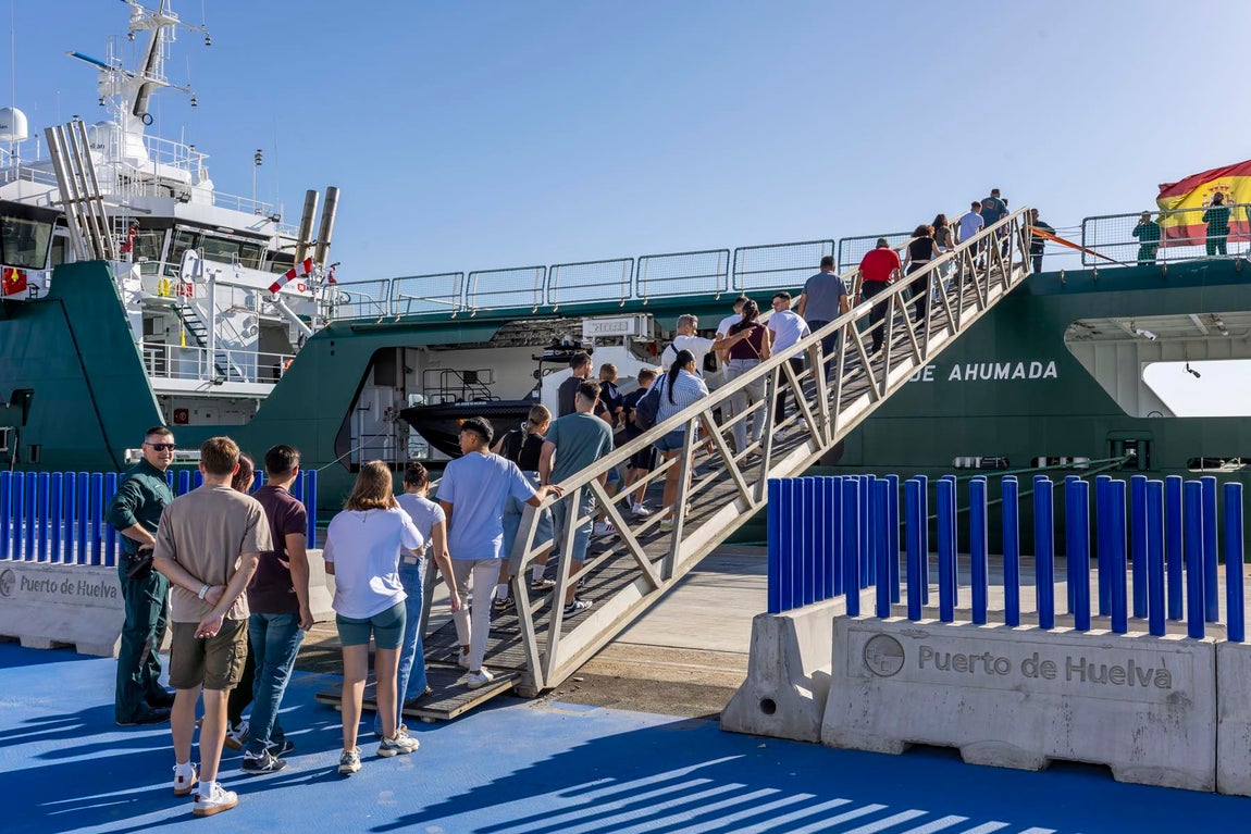 La visita al 'Duque de Ahumada' de la Guardia Civil, en imágenes