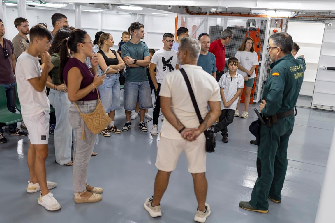 La visita al 'Duque de Ahumada' de la Guardia Civil, en imágenes