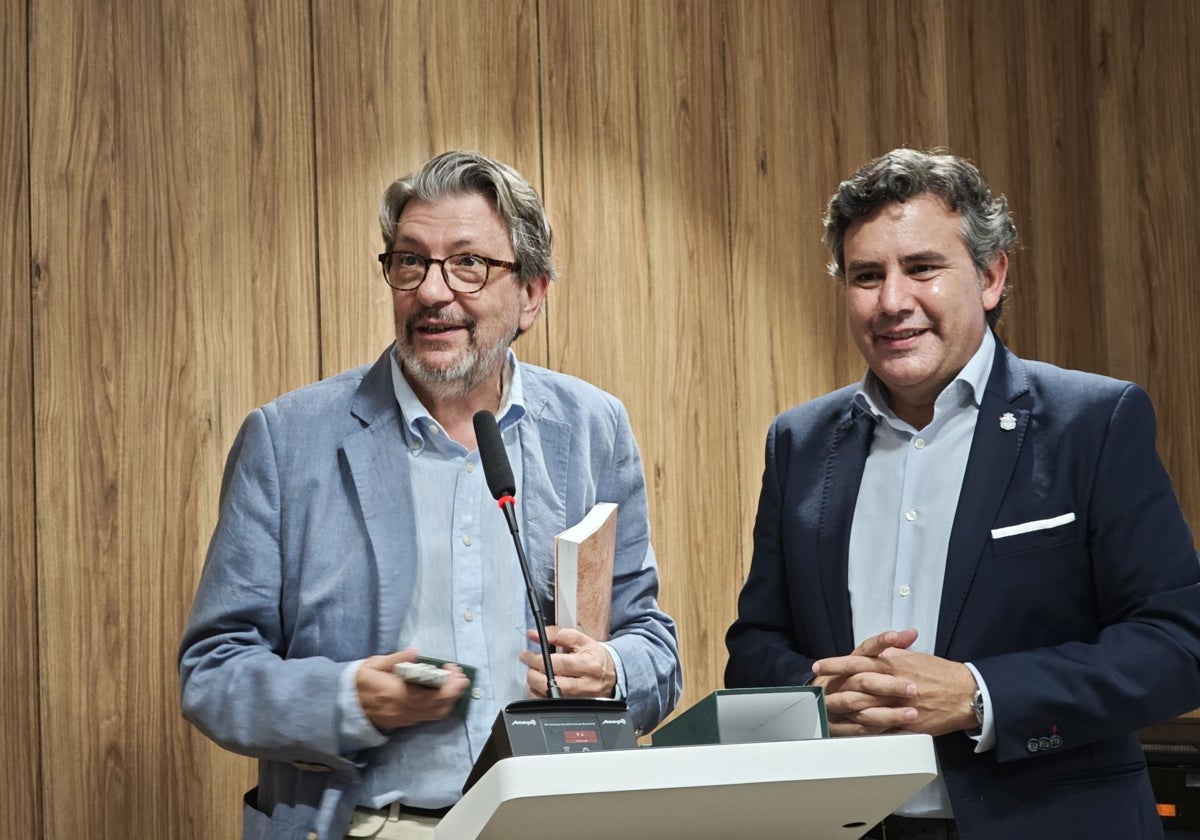 El periodista de ABC Ignacio Camacho y el alcalde de Lepe, Adolfo Verano