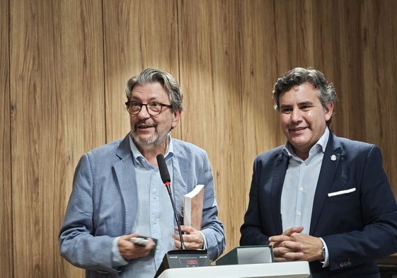 El periodista de ABC Ignacio Camacho y el alcalde de Lepe, Adolfo Verano