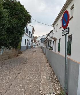 Imagen secundaria 2 - Sale a la venta una casa en Aracena con vistas privilegiadas a la sierra por 179.000 euros: tiene cuatro habitaciones, chimenea y garaje