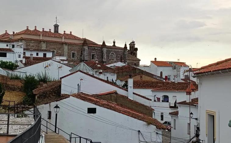 Imagen principal - Diferentes estancias de la casa a la venta en Aracena