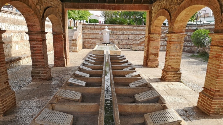El pueblo de Huelva donde el agua corre por las calles y puedes visitar uno de los mayores tesoros de la provincia