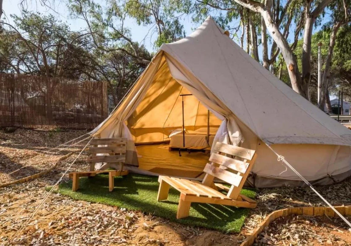 Tienda de campaña en un camping de Huelva