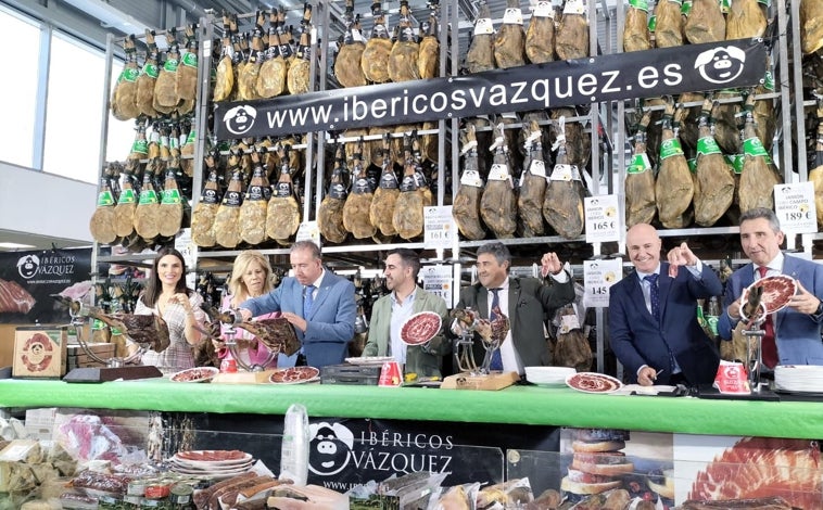 Imagen principal - Aracena promociona su producto estrella con la Feria Regional del Jamón y del Cerdo Ibérico