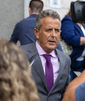 Imagen secundaria 2 - Arriba familiares de una de las víctimas aguardan a la salida del acusado. Sobre estas líneas, a la izquierda, el tribunal presidido por el magistrado y presidente de la Audiencia, Esteban Brito. A la derecha, el abogado de la acusación particular José Luis Orta, atiende a los medios en el exterior de la sede judicial.