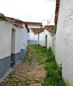 Imagen secundaria 2 - La plaza de la Constitución de Campofío, con la iglesia de San Miguel Arcángel, la fuente de las Cañadas y la calleja del Papa