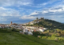 Este es el pueblo de Huelva que tienes que visitar obligatoriamente según la revista Viajar: conserva su esencia medieval y tiene aroma a jamón ibérico