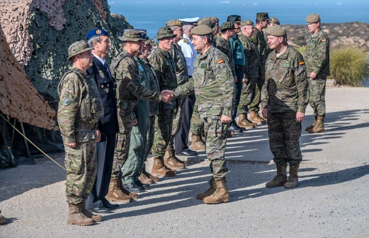 Jefe del Estado Mayor del Ejército de Tierra, general Amador Enseñat y Berea, pasa revista a su llegada al Médano del Loro