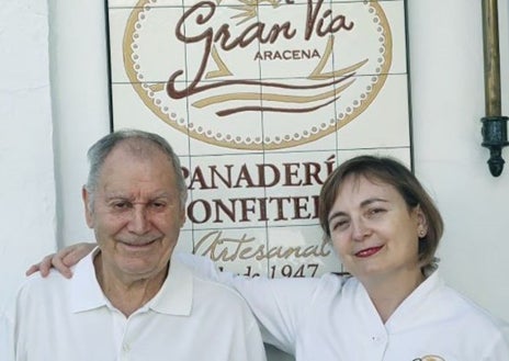 Imagen secundaria 1 - El local situado en Aracena y abajo el mantecado de castaña y Rosa Rodríguez junto a su padre, Rafael Rodríguez