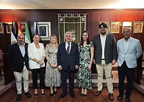 Imagen secundaria 1 - La visita de Laporta a la virgen de la Bella de Lepe que ha sorprendido a los vecinos