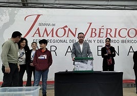 Una vecina de Córdoba se lleva su peso en jamón: 74,2 kilos de ibérico