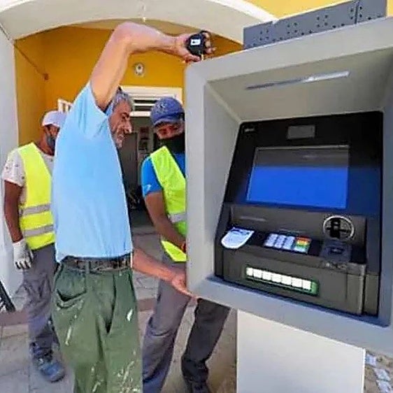 Montaje de un cajero instalado por la Diputación en un pueblo de Valladolid