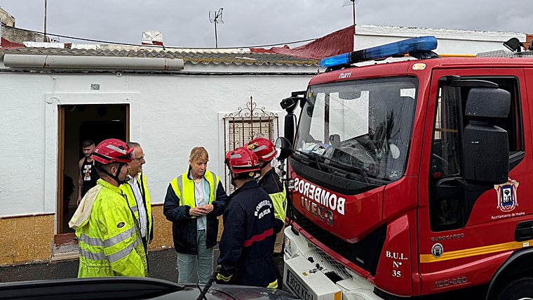 Pilar Miranda, la alcaldesa de Huelva, visitando una de las viviendas que se ha inundado en la capital