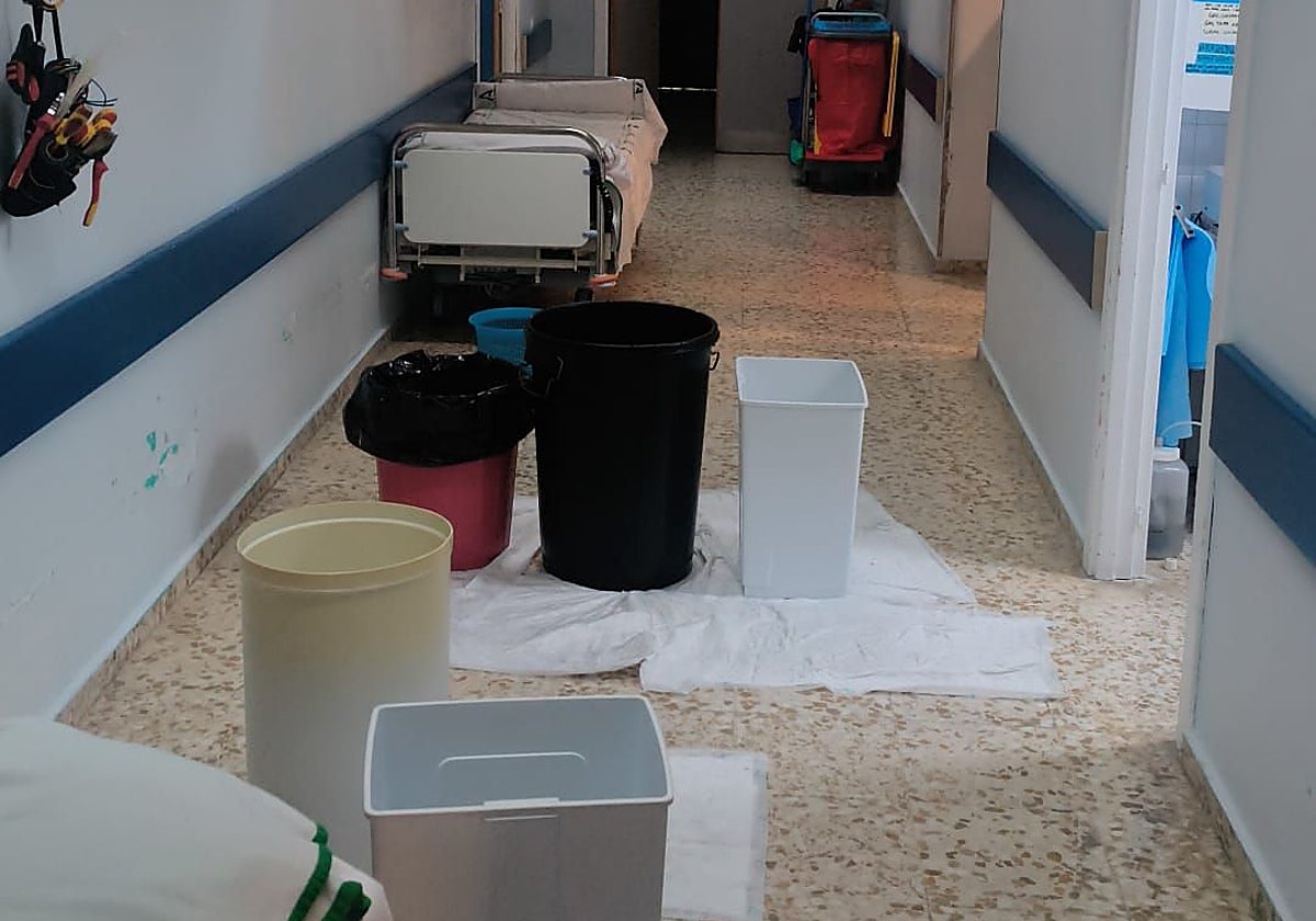 Los cubos preparados para acoger a las goteras caídas del techo en el Hospital de Riotinto